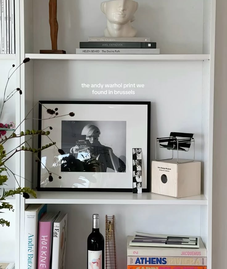 Cómo decorar una estantería: claves y trucos para lograr un estilo de revista